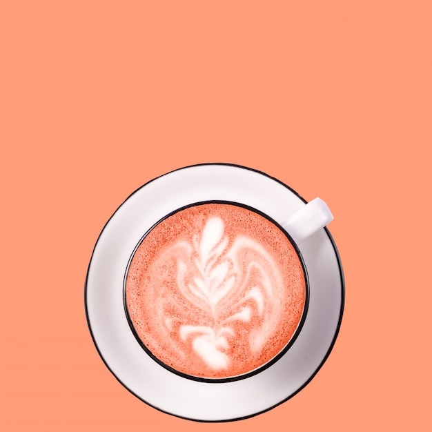 Koffie latte kunst in een kopje afgezwakt tot trendy levende koraalkleur.