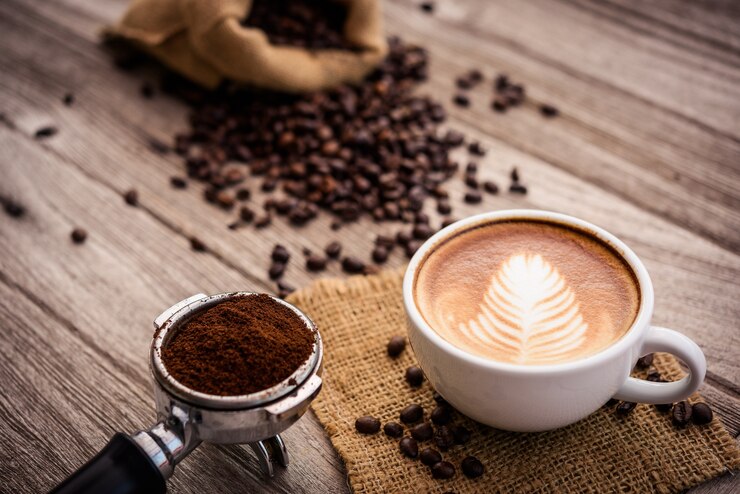 koffie latte kunst met koffiebonen