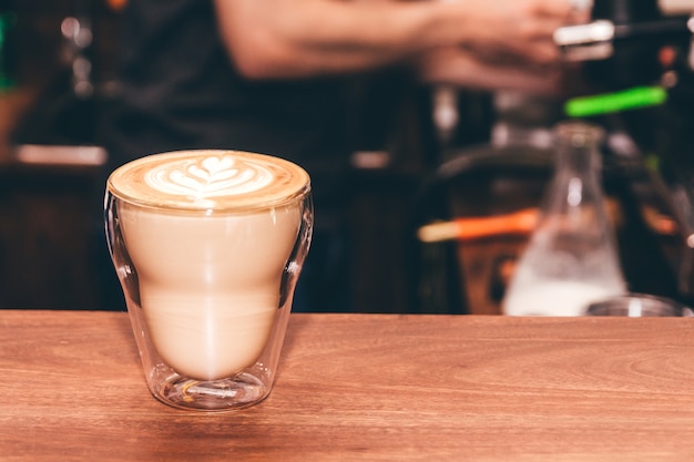 Koffie latte kunst op houten lijst in koffiewinkel