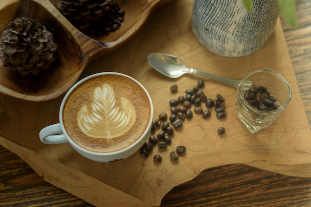 Koffie latte kunst op houten lijst.