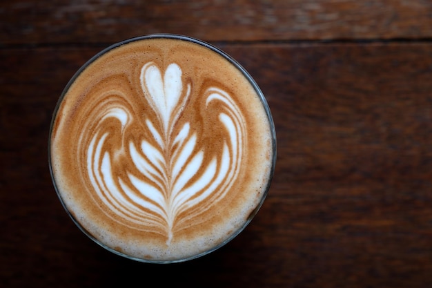 Koffie latte kunst op houten tafel achtergrond