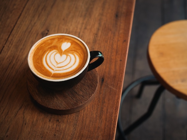 Koffie latte op het houten bureau in koffie