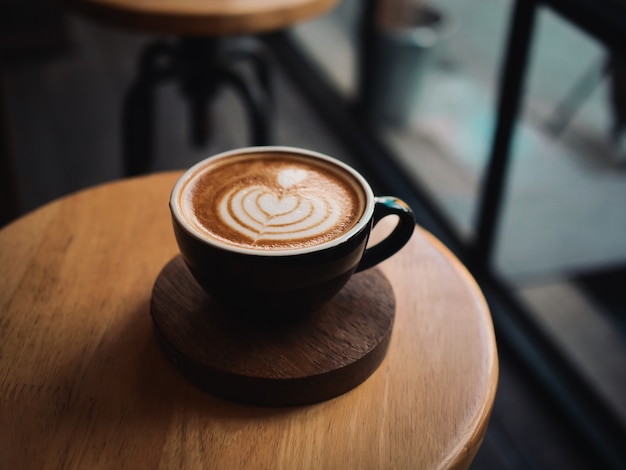 Koffie latte op het houten bureau in koffie