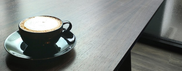 Koffie latte op houten tafel
