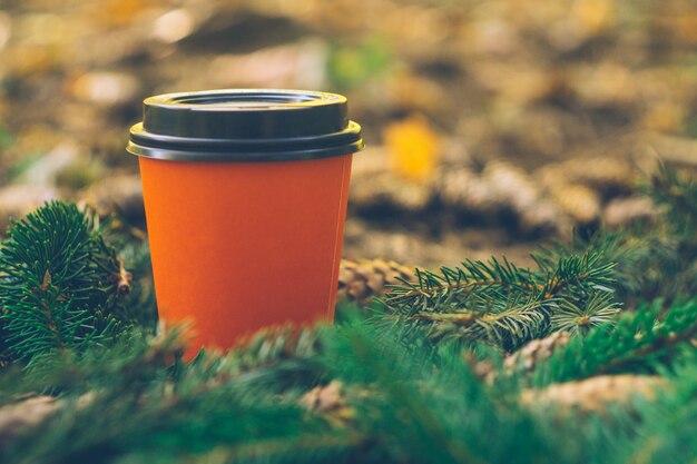 Koffie meeneemkoppen in een bos. Openlucht koffie.