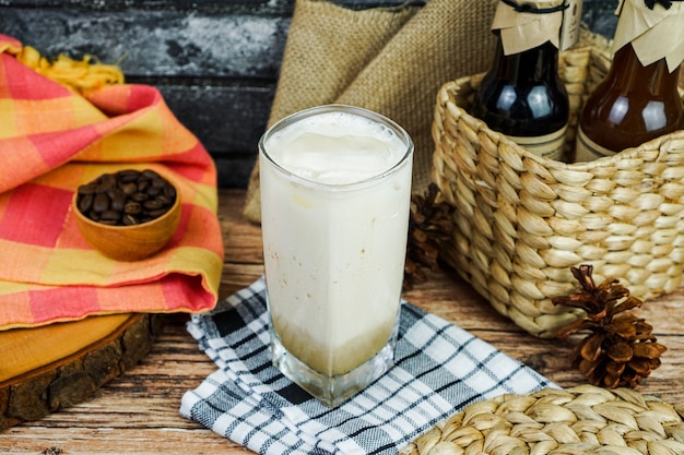 Koffie melk bruine suiker productconcept fotografie op coffeeshop, zet gewoon een pot van je favoriete koffiemelange met melk en bruine suiker