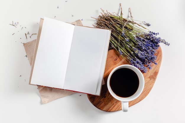 Koffie met bloemen samenstelling op tafel