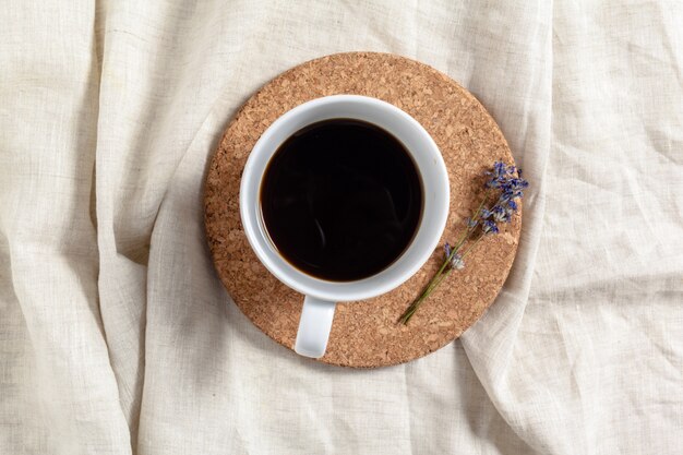 Koffie met bloemsamenstelling op de lijst