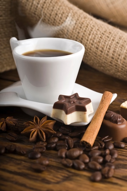 Koffie met chocolaatjes en kruiden