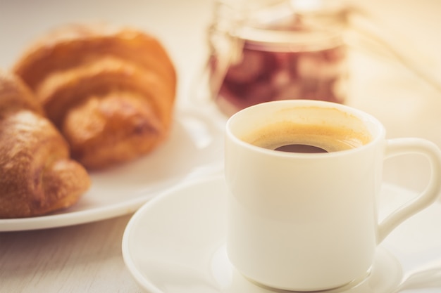 Koffie met croissants op de tafel