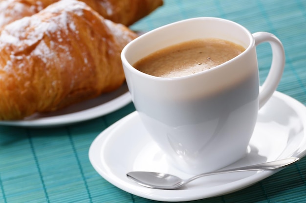 Koffie met croissants