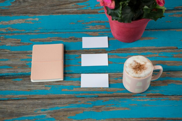 Koffie met dagboek en plaknotities op tafel