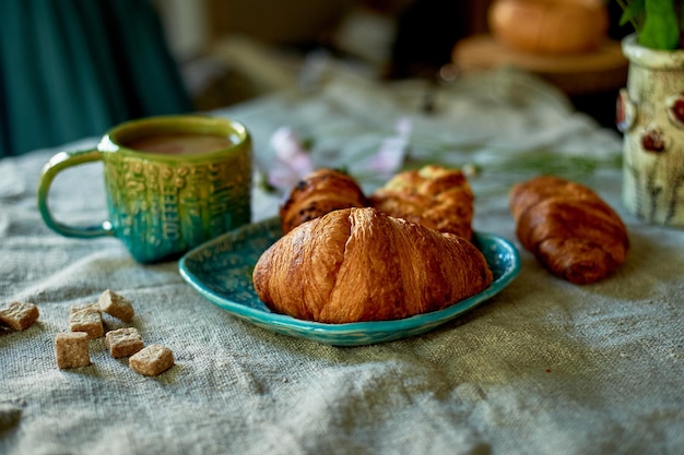 Koffie met geroosterde croissantsRustiek ontbijt Thuis warmte en comfort