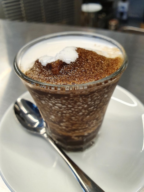 koffie met ijs in een glas op een witte dienblad