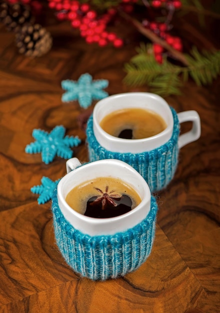 Koffie met kardemom winterdrankje Koffie in kopjes met kardemom en witte suiker op vintage houten achtergrond