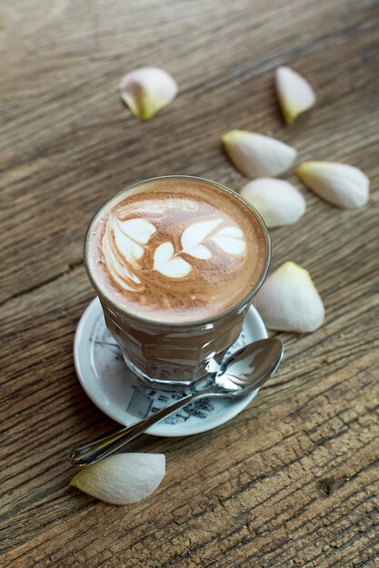 Koffie met latte art met liefde op houten tafel