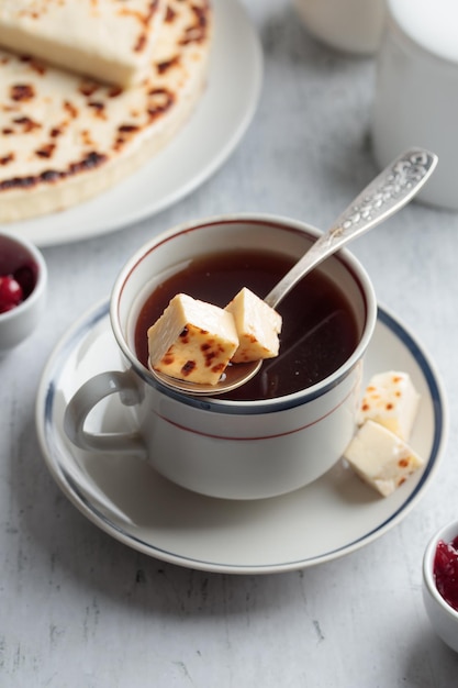 Koffie met Leipajuusto traditionele Finse gebakken kaas