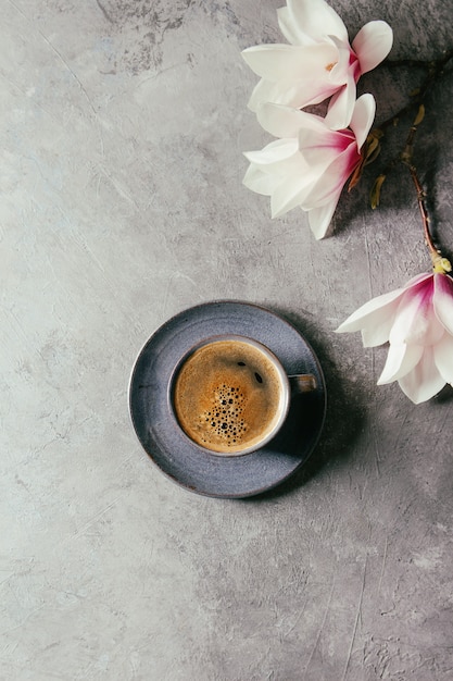 Koffie met lentebloemen