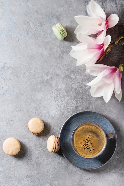 Koffie met lentebloemen