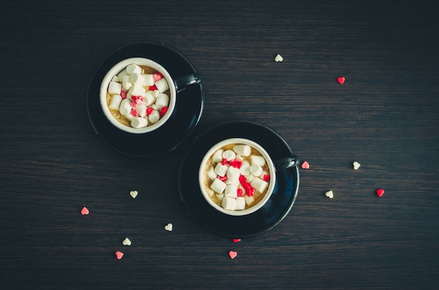 Koffie met marshmallow en kleine harten.