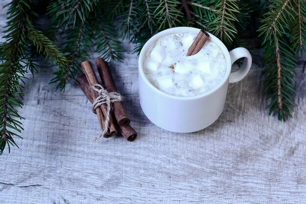 Koffie met marshmallows bij de kerstboom. Feestelijk verwarmend drankje. Een heerlijk warm dessert. Traktaties voor familie en vrienden.