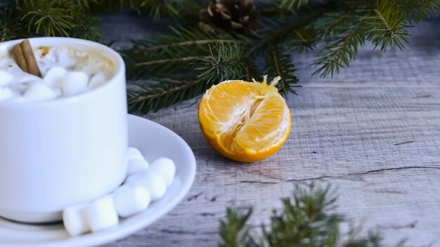 Koffie met marshmallows bij de kerstboom. feestelijk verwarmend drankje. een heerlijk warm dessert. traktaties voor familie en vrienden.