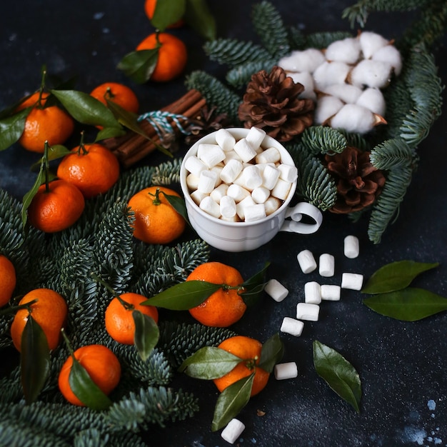 Koffie met marshmallows en mandarijnen