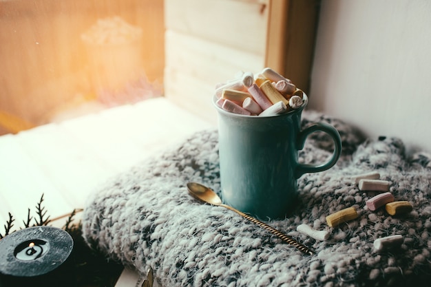 koffie met marshmallows in een mooi kopje kerstdecor en goed humeur kaarsen