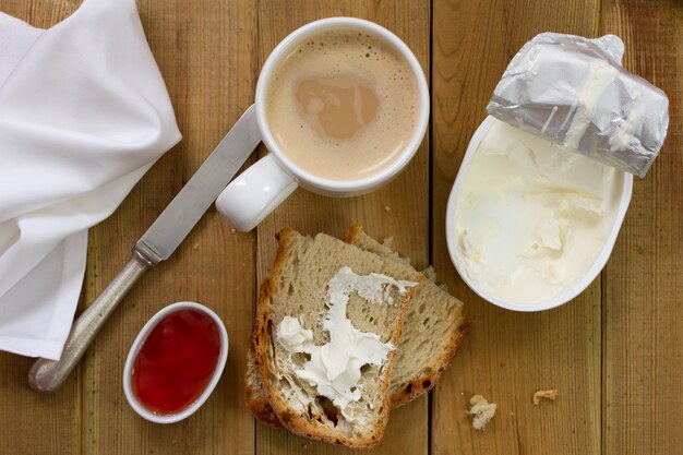 Koffie met melk, brood en kaas