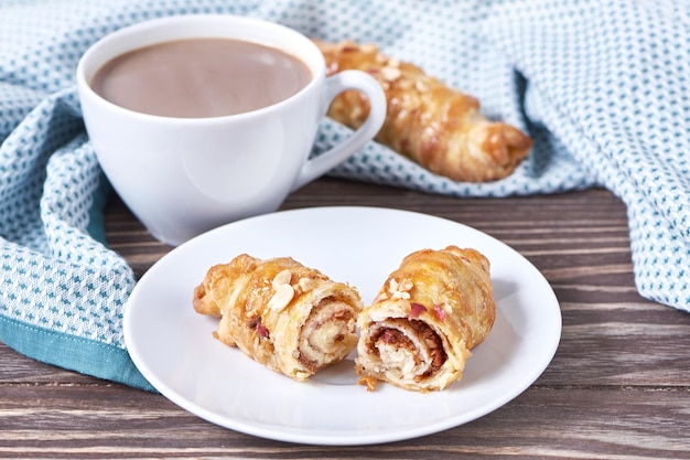 Koffie met melk en croissant