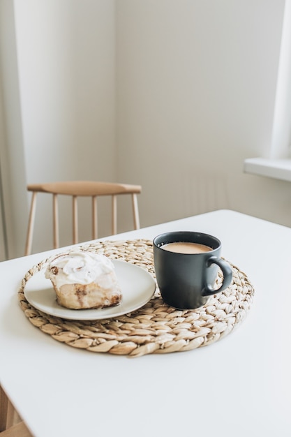 Koffie met melk en dessert op tafel