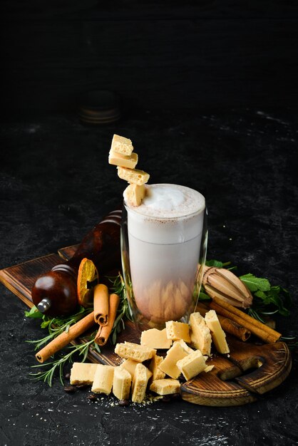 Koffie met melk en witte chocolade Cacao In het glas Bovenaanzicht Op een zwarte achtergrond