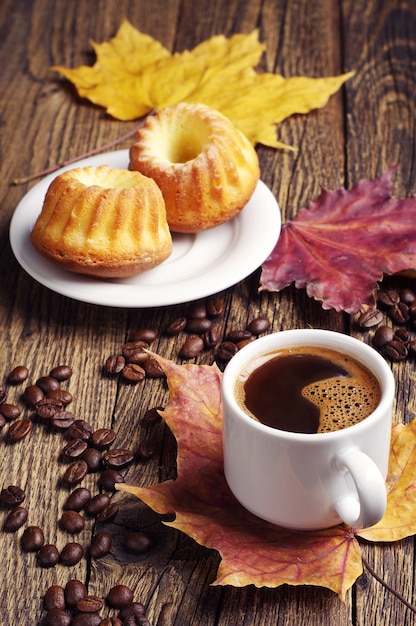 Koffie met muffin op houten tafel close-up