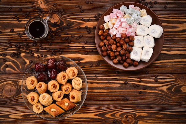 Koffie met rahat en gedroogd fruit op een houten tafel