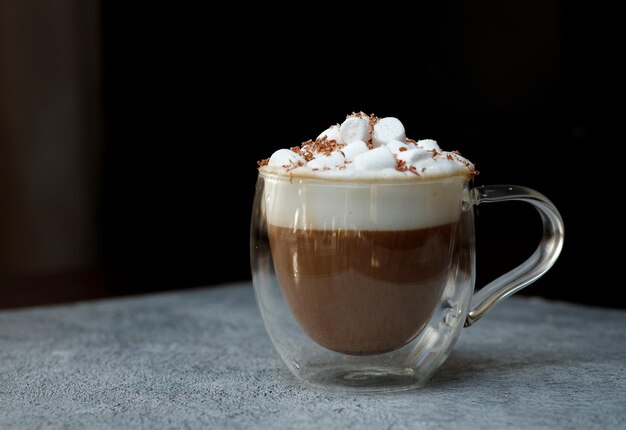 Koffie met schuim en marmelade