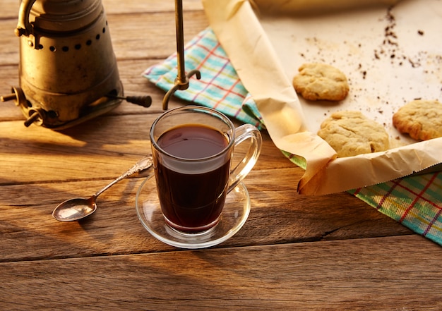 Koffie met vintage machine op oud hout