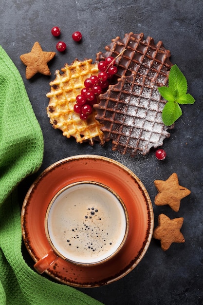 Koffie met wafels en zoetigheden