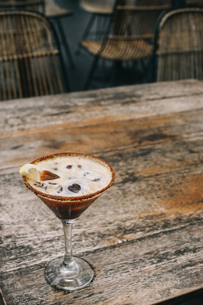 Foto koffie mocktail met sunkist garnituur op een houten tafel