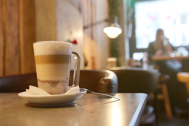 Foto koffie mokka op tafel aan de bar.