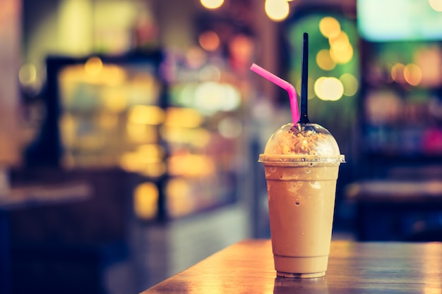 Koffie of cacao freppe op de houten lijst met de vage achtergrond in de koffiewinkel