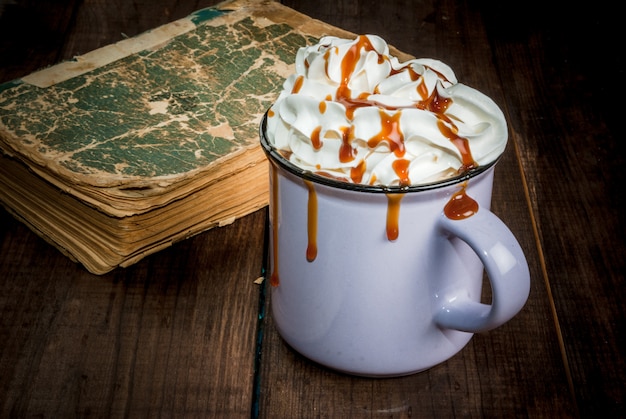 Koffie of warme chocolademelk en oud boek