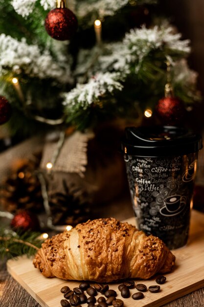 Koffie om mee te nemen en croissant bij de kerstboom Nieuwjaarsavond snoepjes