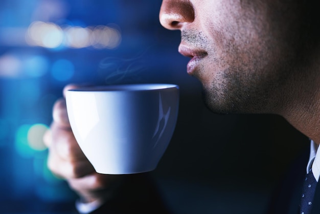 Koffie ontspant en man ademt aroma van drank in na het werk in bokeh 's nachts Breek gezicht en persoon die aromatische geur opneemt of heerlijke verse espresso, cafeïne of cappuccino proeft