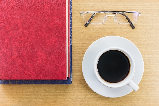 Koffie op een houten tafel met een bril