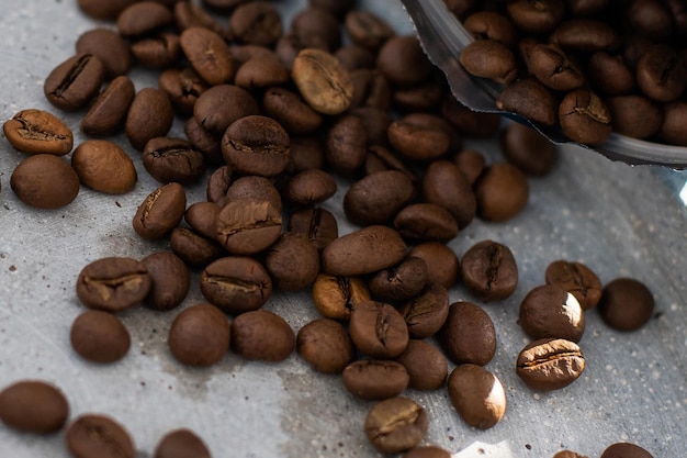 Koffie op grunge houten achtergrond.