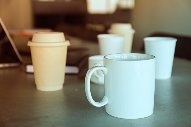 Foto koffie op tafel in het kantoor