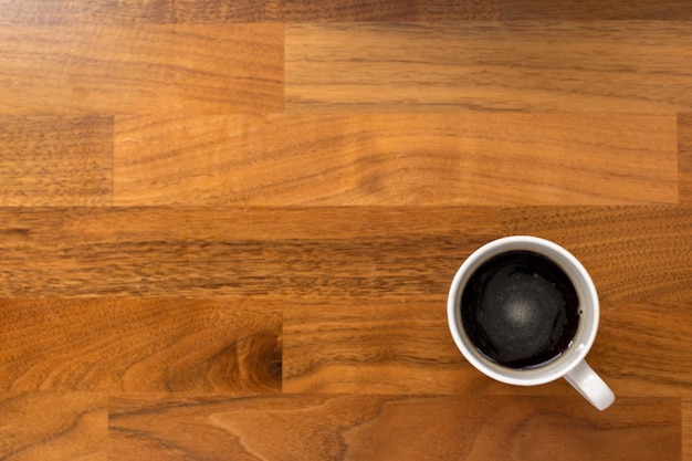 Koffie serveren op een witte kop