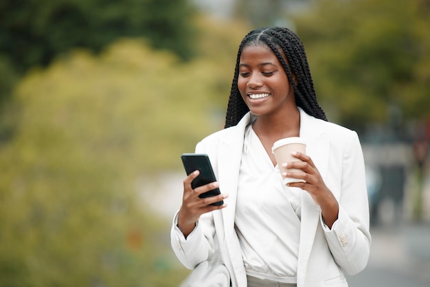 Koffie sociale media en zwarte vrouw met een telefoon in een park voor 5g-communicatie e-mail en mobiele app in Argentinië Zakelijk lezen en werknemer met een mobiel voor een praatje en thee tijdens een natuurwandeling