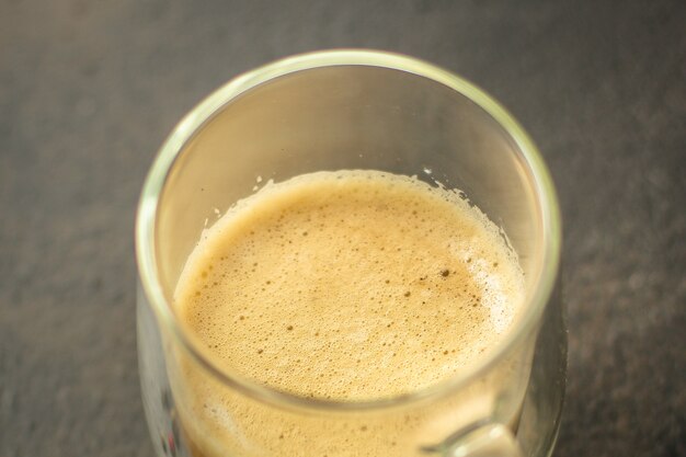 Koffie vers gebrouwen in een witte kop portie drank (koffieboon)