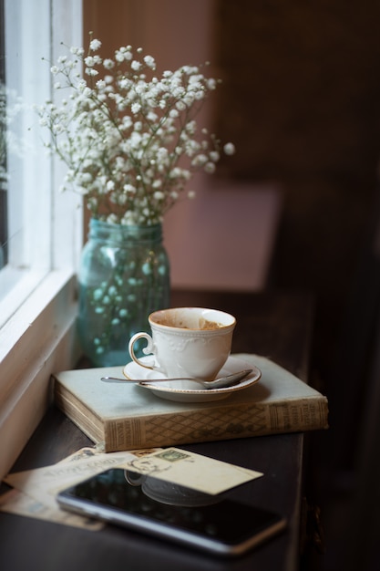 Koffie voor het ontbijt voor een raam